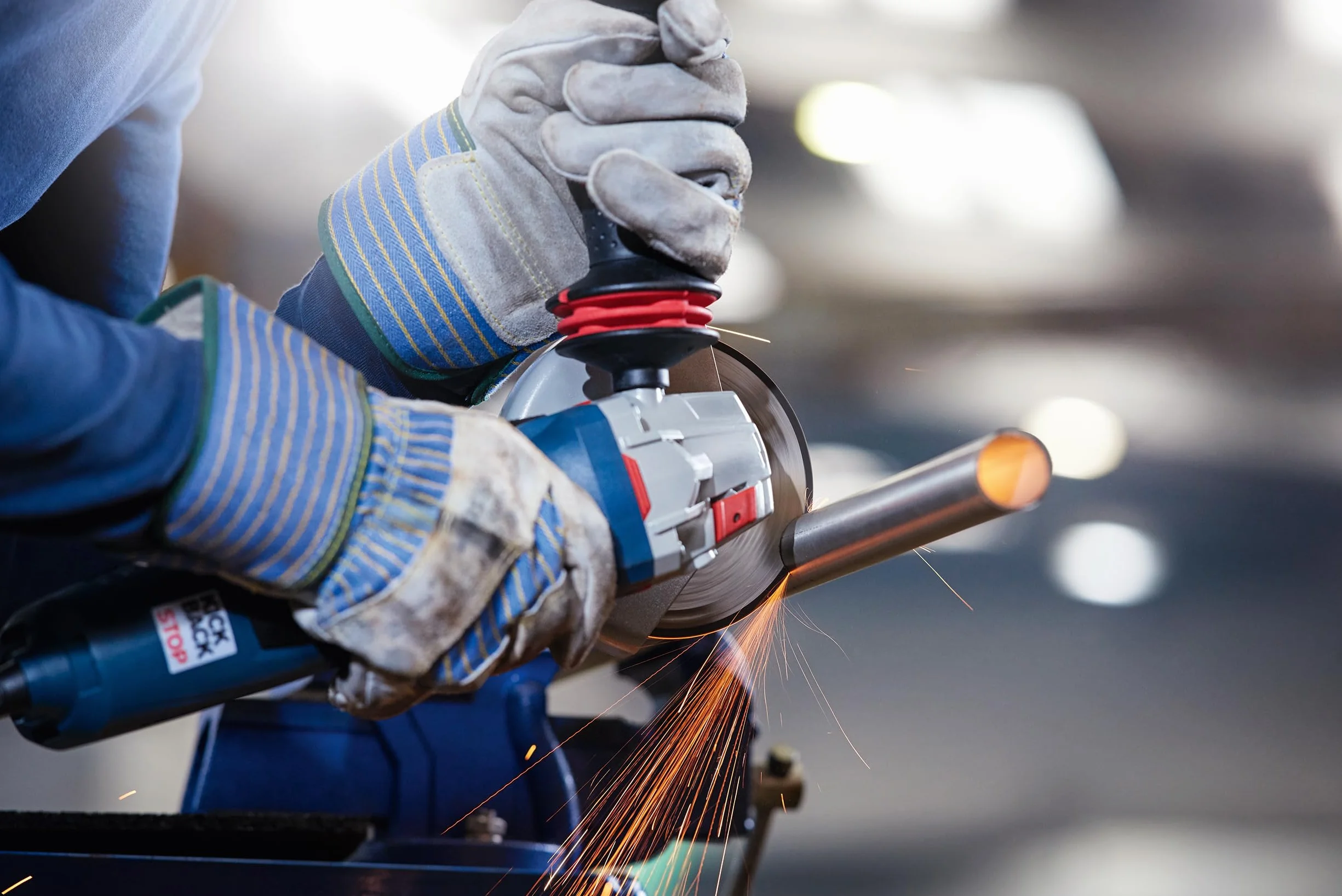 Bosch 100x standardowa tarcza tnąca do metalu (do metalu, stali, blachy, Ø 125 mm, proste cięcie, M14, profesjonalne akcesoria szlifierki kątowej)