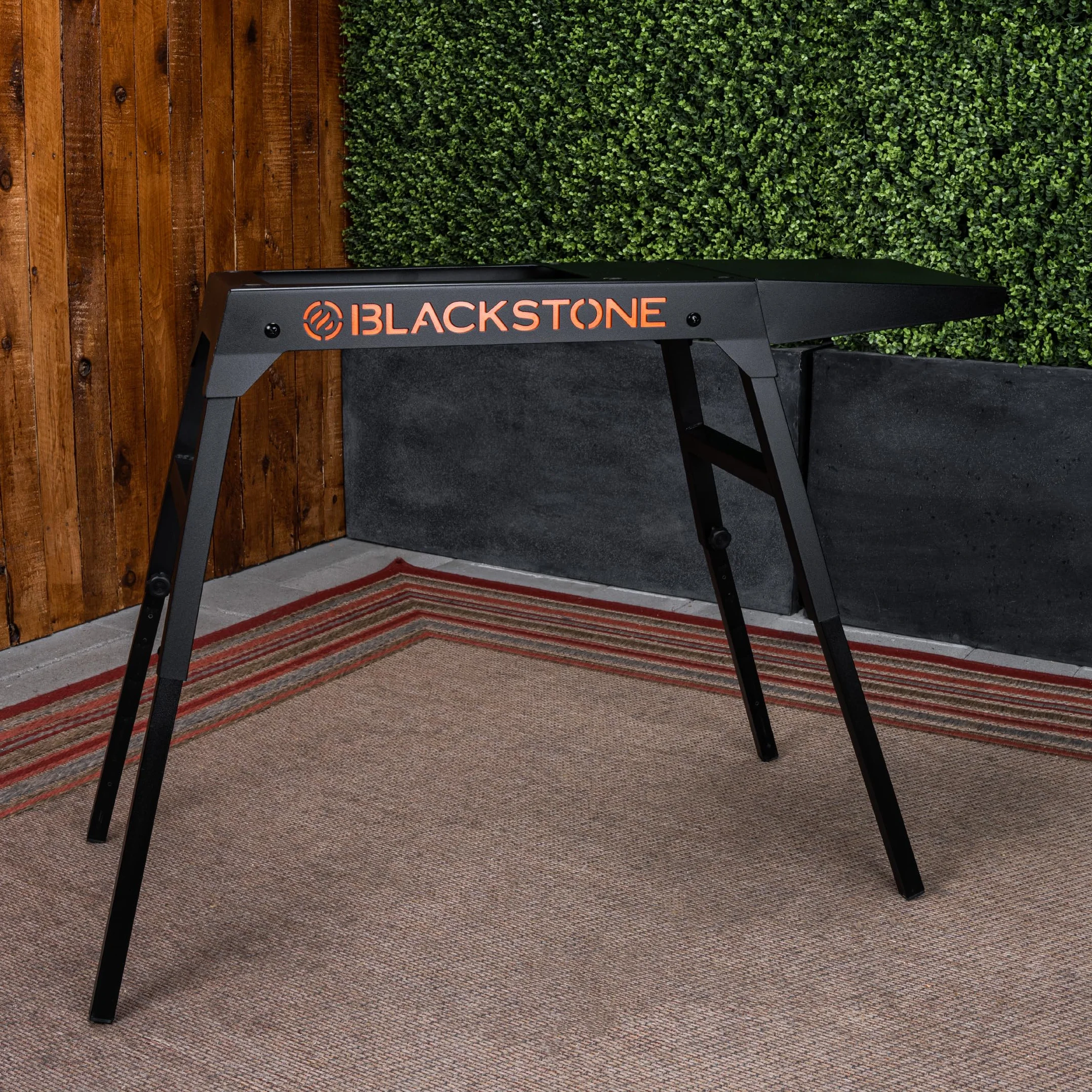 Blackstone 5013 Uniwersalny, metalowy, czarny, rozmiar podstawki na nogi z boczną półką jest dopasowany do siatek stołowych 43 cm lub 56 cm
