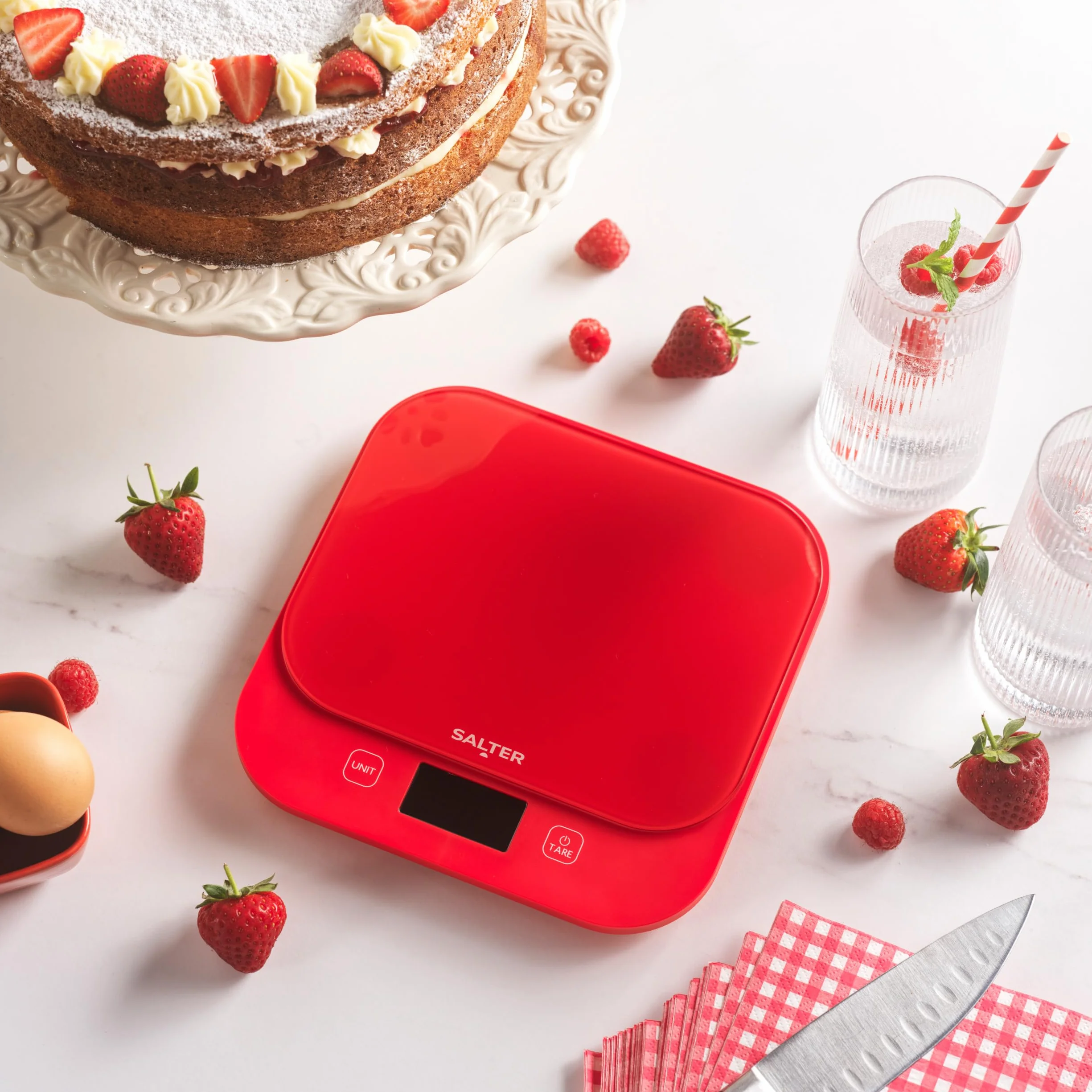 Salter British Bakes Cyfrowa Waga Kuchenna – Duża Pojemność 10 kg, Mierzy Ciecze, Wodoodporna, Funkcja Tarowania, Szklana Platforma, Dokładność do 1g, Podświetlany Wyświetlacz, Czerwona