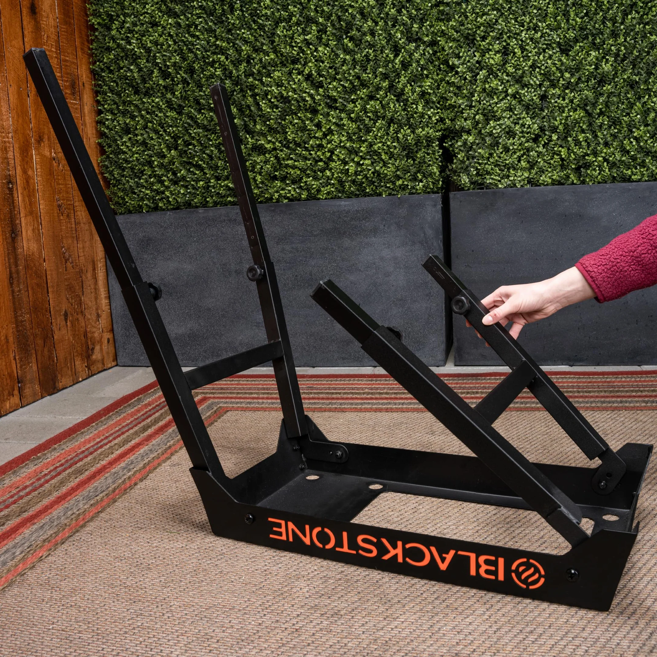Blackstone 5013 Uniwersalny, metalowy, czarny, rozmiar podstawki na nogi z boczną półką jest dopasowany do siatek stołowych 43 cm lub 56 cm