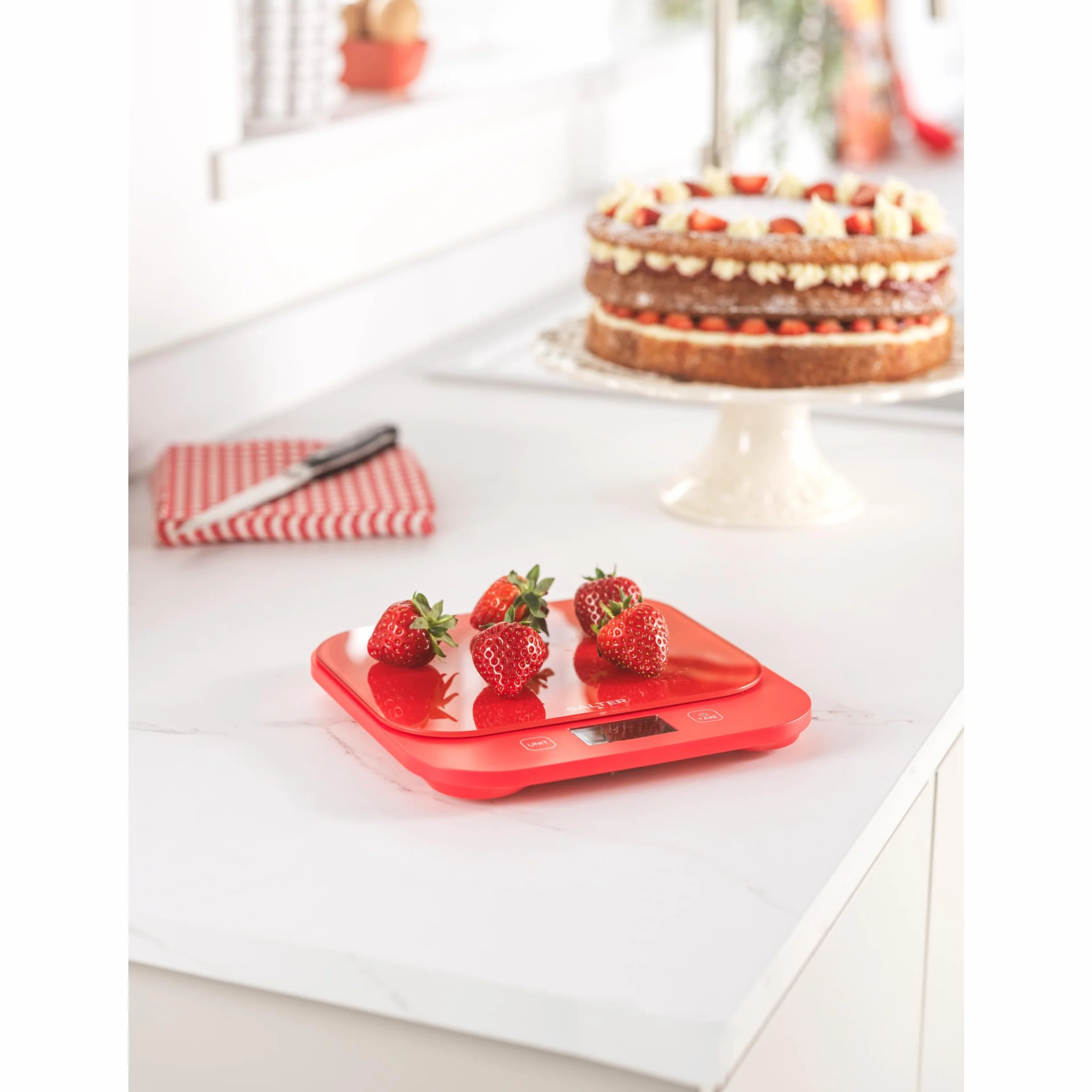 Salter British Bakes Cyfrowa Waga Kuchenna – Duża Pojemność 10 kg, Mierzy Ciecze, Wodoodporna, Funkcja Tarowania, Szklana Platforma, Dokładność do 1g, Podświetlany Wyświetlacz, Czerwona