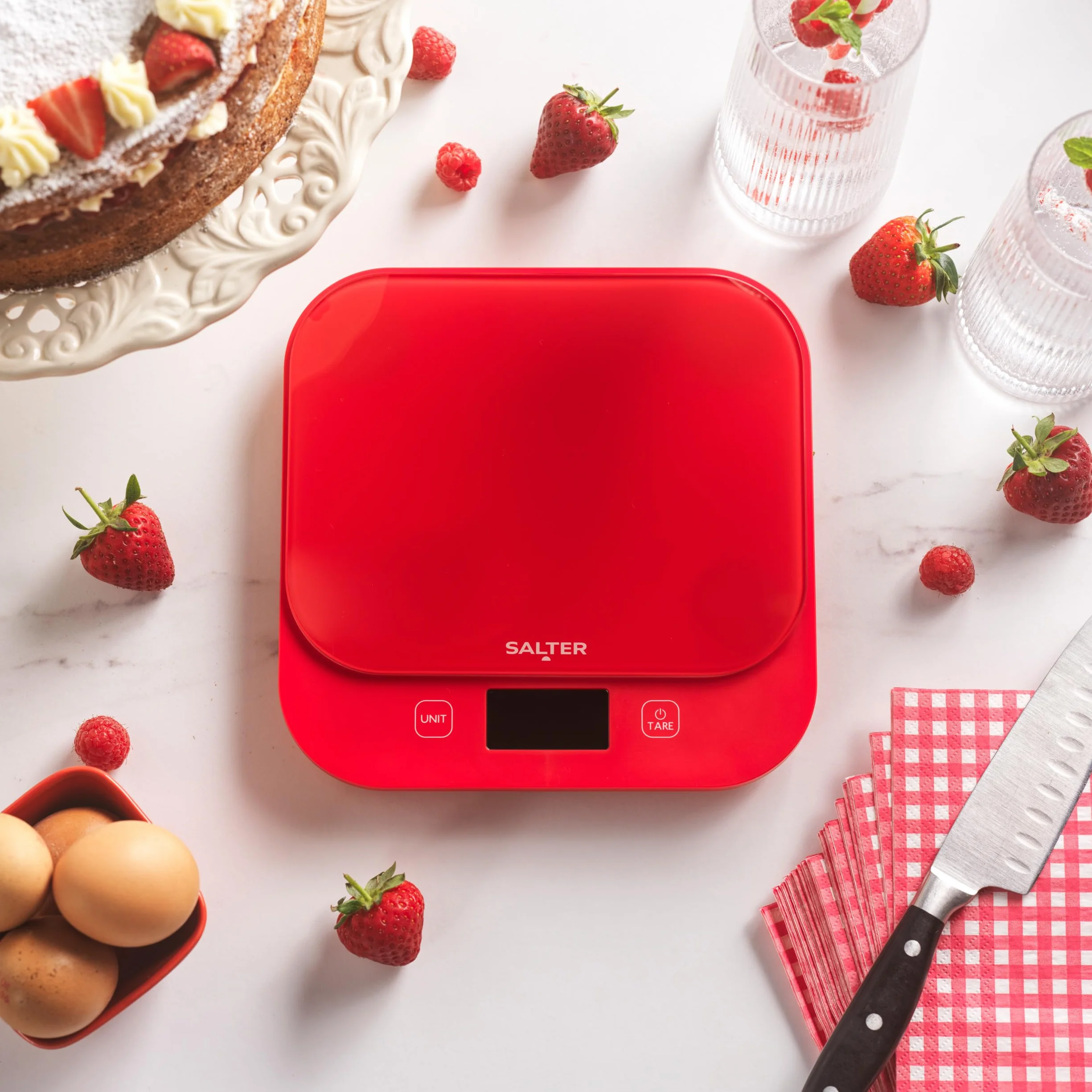 Salter British Bakes Cyfrowa Waga Kuchenna – Duża Pojemność 10 kg, Mierzy Ciecze, Wodoodporna, Funkcja Tarowania, Szklana Platforma, Dokładność do 1g, Podświetlany Wyświetlacz, Czerwona